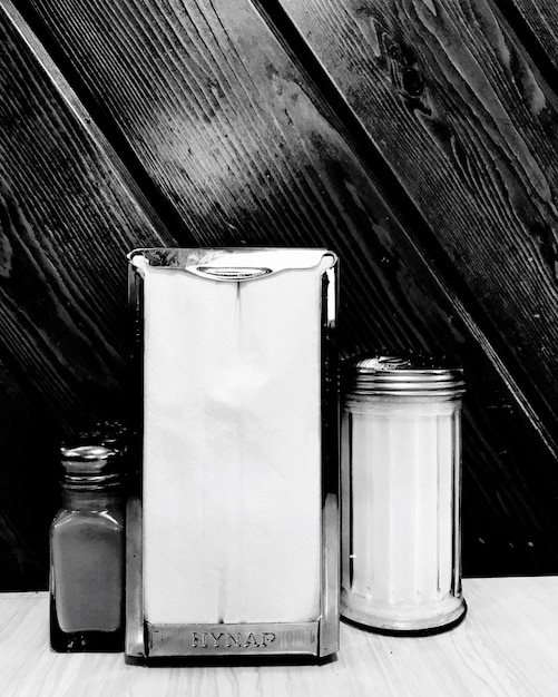 Photo close-up of bottles on table