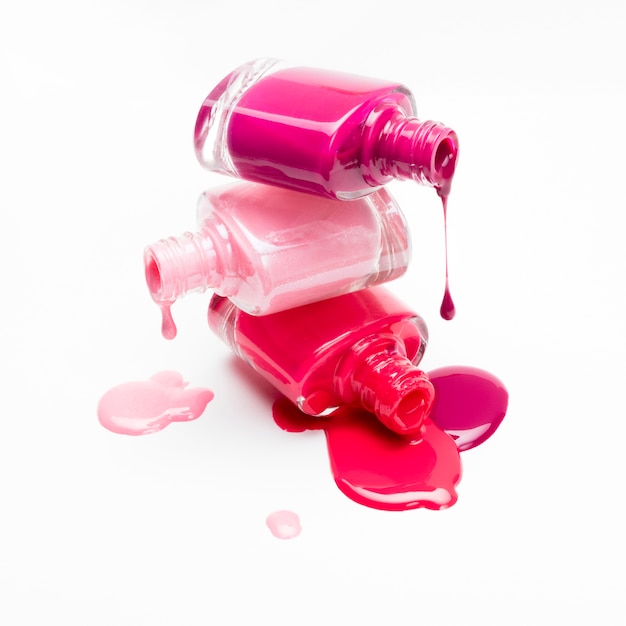 Photo close-up of bottles with spilled nail polish