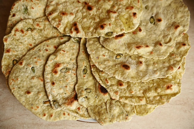 Close-up Bovenaanzicht van rond gevormd pitabroodje gestapeld op een bord Bakkerij Zelfgemaakt gebakken voedsel Voedselachtergrond Plat leggen