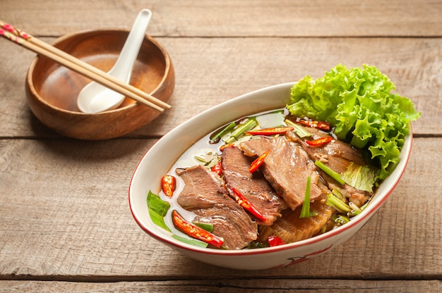 スープの中華風牛肉麺のボウルのクローズアップ