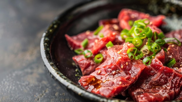 テーブル の 上 に ある 食物 の 鉢 の 近く