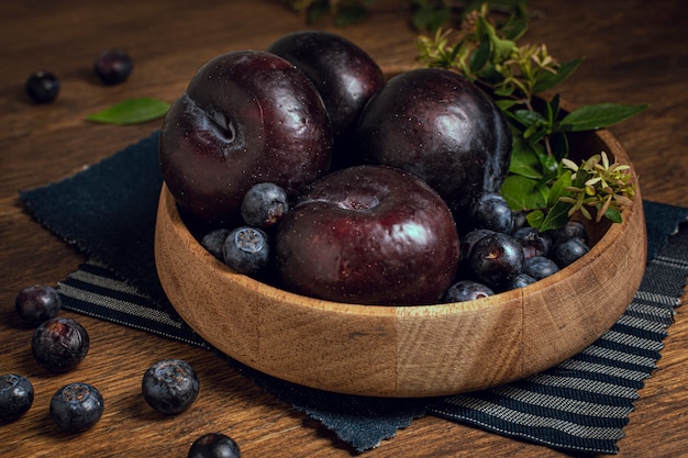 Ciotola del primo piano in pieno di frutta della prugna