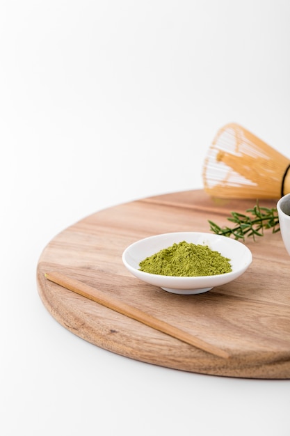 Ciotola del primo piano con polvere di matcha