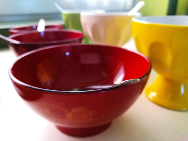 Photo close-up of bowls on table