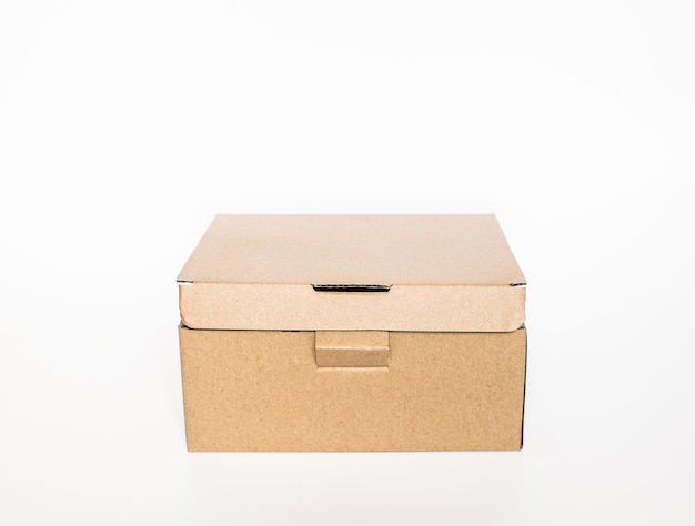 Foto close-up di una scatola su sfondo bianco