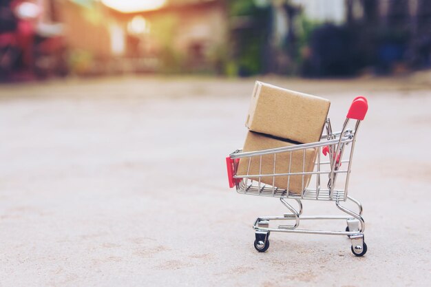 Photo close-up of boxes in shopping cart on road