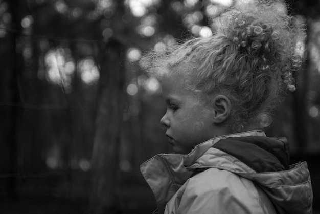 Photo close-up of boy against trees