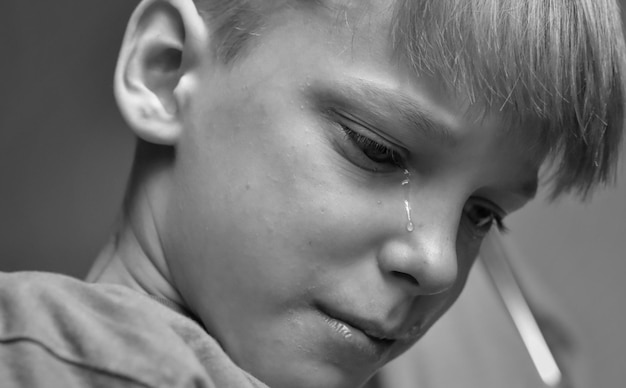 Photo close-up of boy crying