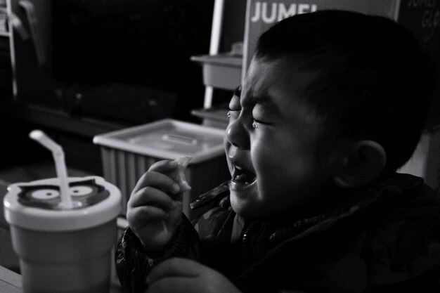 Photo close-up of boy crying