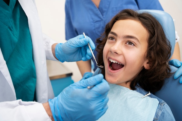 Foto primo piano sul ragazzo dal dentista