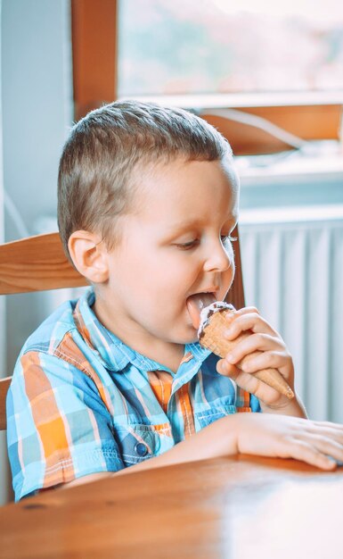 家で食べ物を食べている男の子のクローズアップ