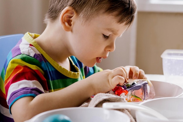 家で食べ物を食べている男の子のクローズアップ