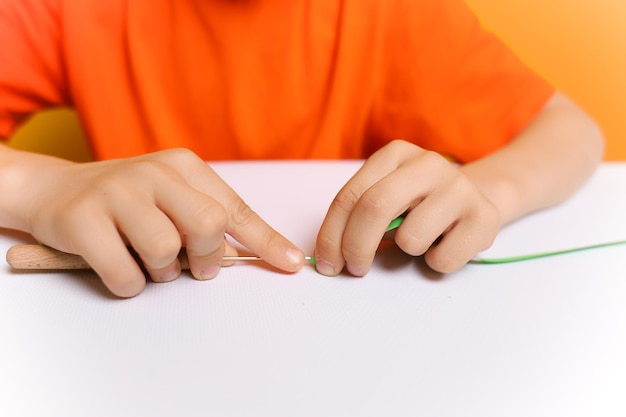 Photo close-up of boy holding table