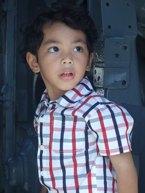 Foto close-up del ragazzo che guarda da un'altra parte