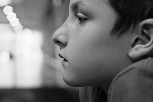 Photo close-up of boy looking away