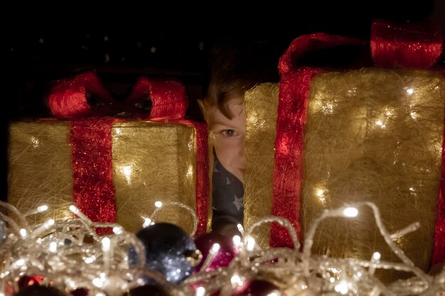 Foto close-up di un ragazzo che guarda le luci illuminate