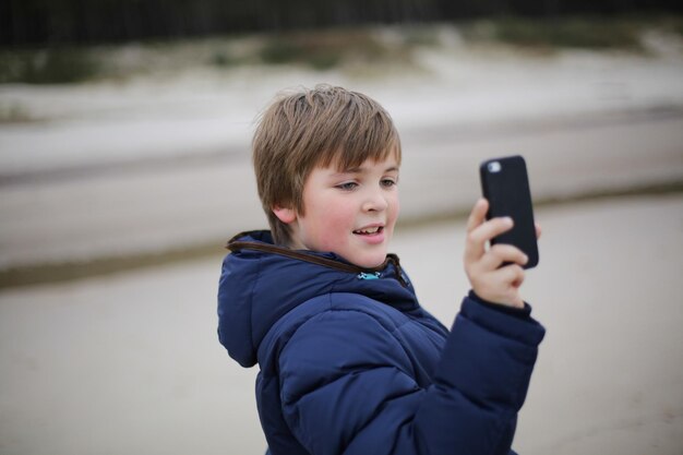 Foto close-up di un ragazzo che scatta foto con il cellulare