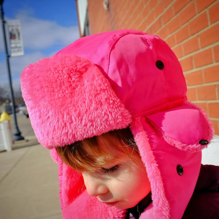Photo close-up of a boy in pink hat looking down