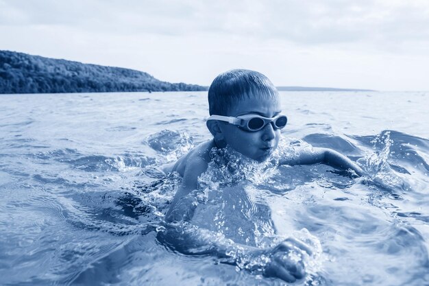 Photo close-up of boy sea against sky