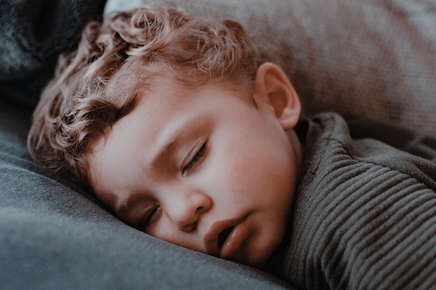 Foto close-up di un ragazzo che dorme a casa