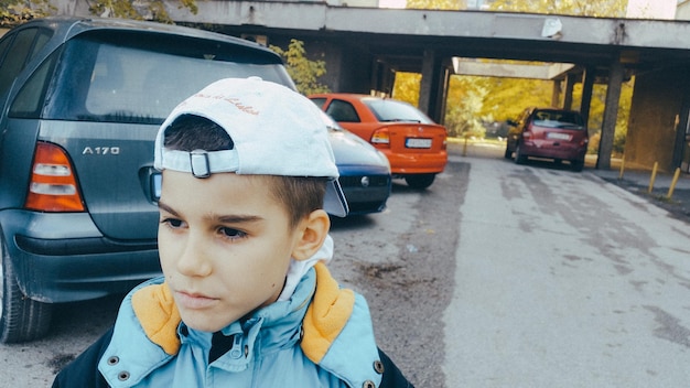 Foto close-up di un ragazzo in piedi sulla strada