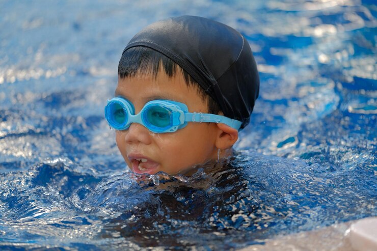 Photo プールで泳いでいる男の子のクローズアップ