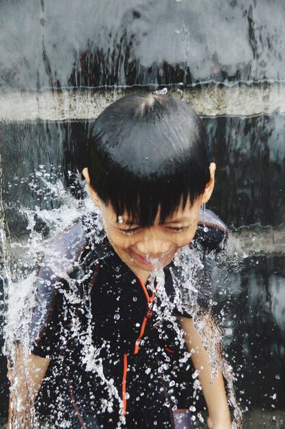 Photo close-up of boy in water