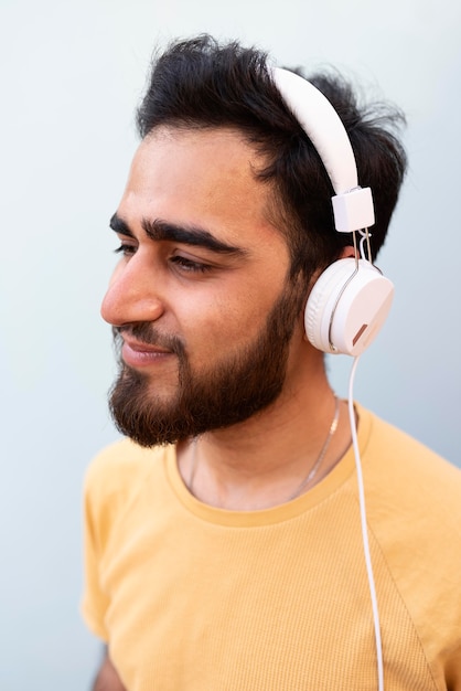 Photo close up boy wearing headphones