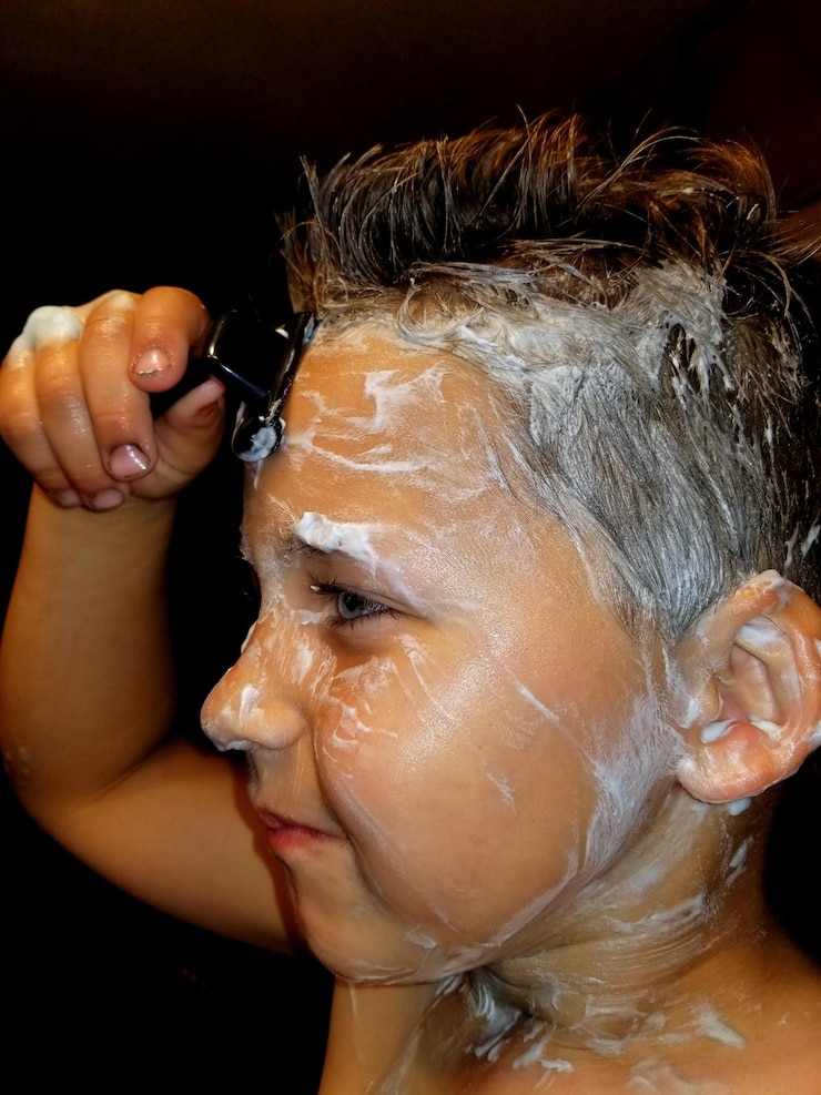 Photo close-up of boy with soap sud in bathroom
