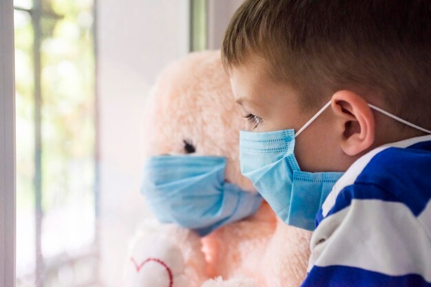 Photo close-up of boy with teddy bear