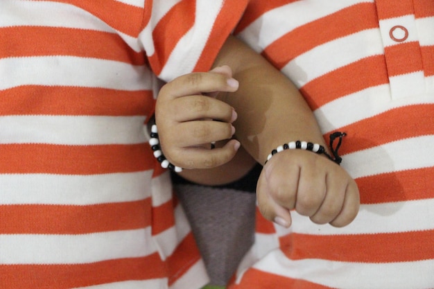 Photo close-up of boys holding hands