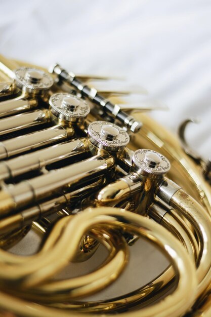 Photo close-up of brass instrument on table