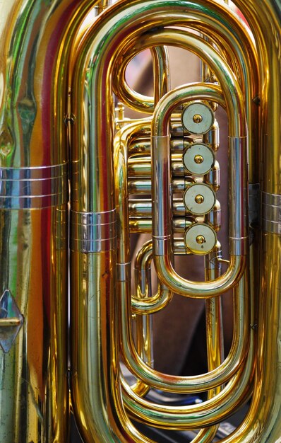 Foto prossimo piano di uno strumento in ottone