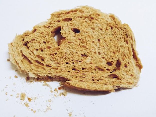 Photo close-up of bread against white background