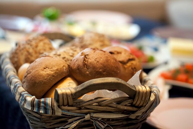 Photo close-up of bread in basket on table