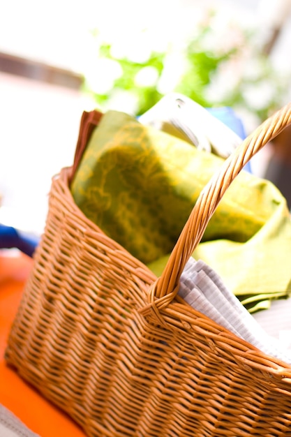 Photo close-up of bread in basket on table