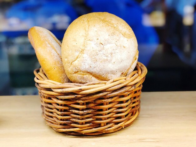 Photo close-up of bread in basket on table