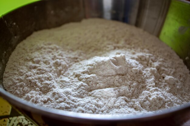 Foto close-up di pane in una ciotola su tavola