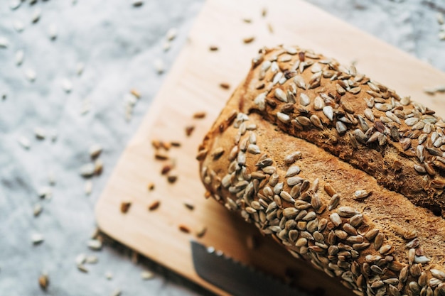 Photo close-up of bread on cutting board at table