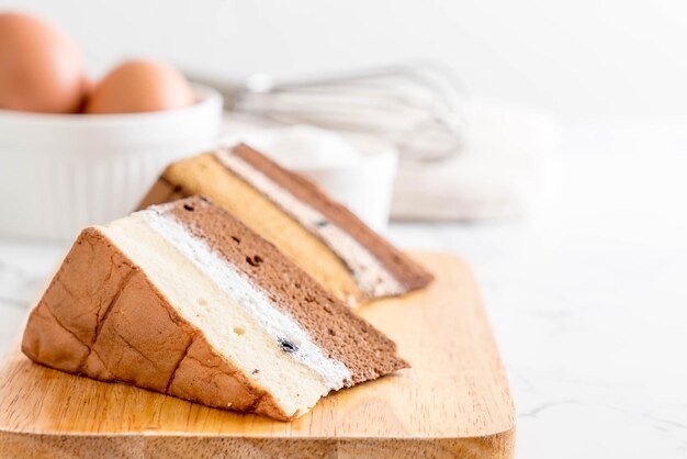 Close-up of bread on cutting board