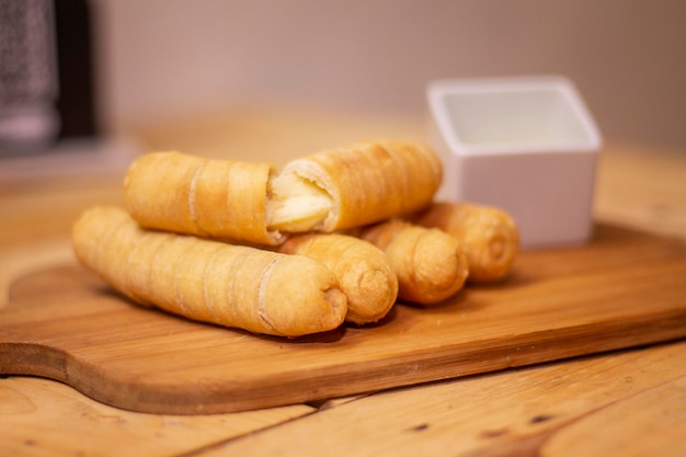 Photo close-up of bread on cutting board