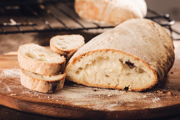 Photo close-up of bread on cutting board