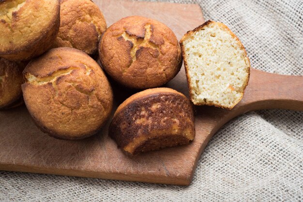 Photo close-up of bread on cutting board