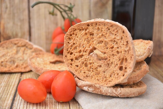 Foto prossimo piano del pane su un tavolo da taglio