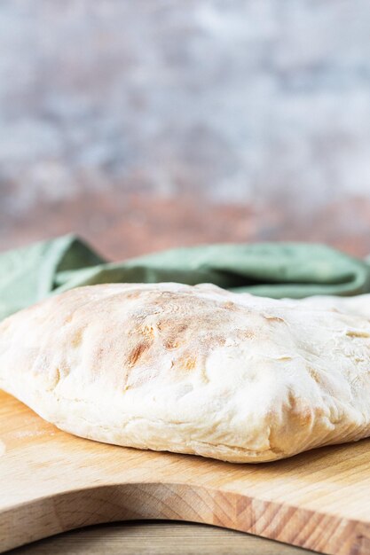 Photo close-up of bread on cutting board