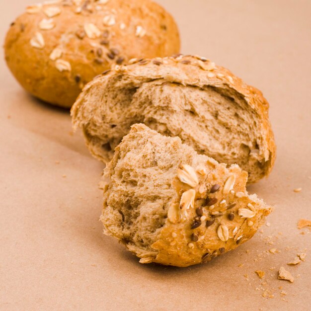 Foto close-up di pane in bicchiere su tavola