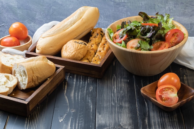 Chiuda in su dell'insalata della lattuga della quercia verde e del pane