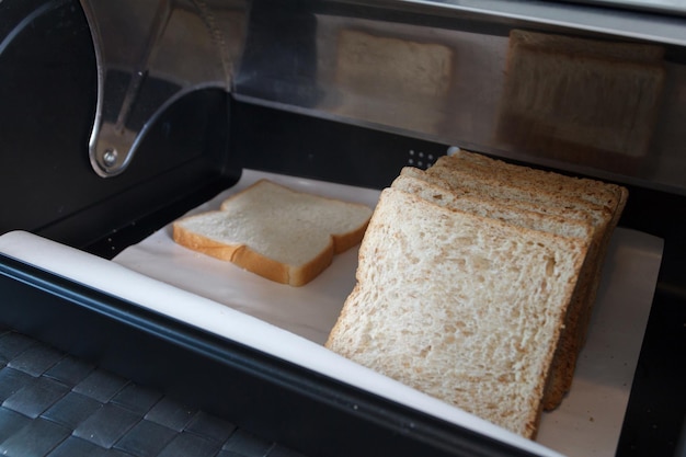 Foto un primo piano del pane nel moderno contenitore di pane in acciaio