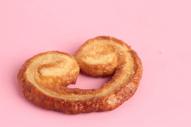 Foto close-up di pane sullo sfondo rosa