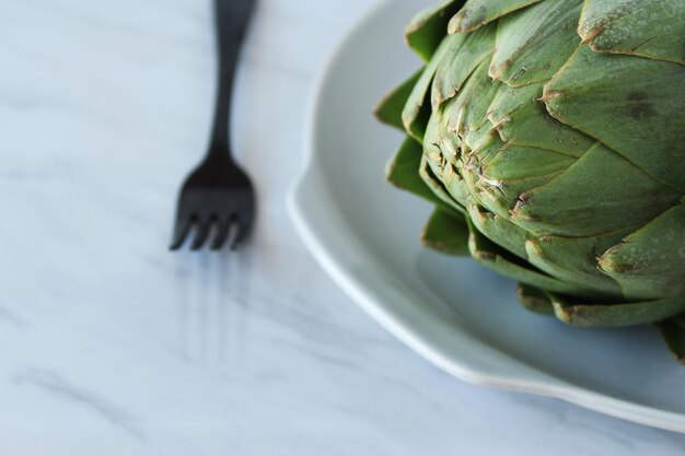 Photo close-up of bread in plate on table